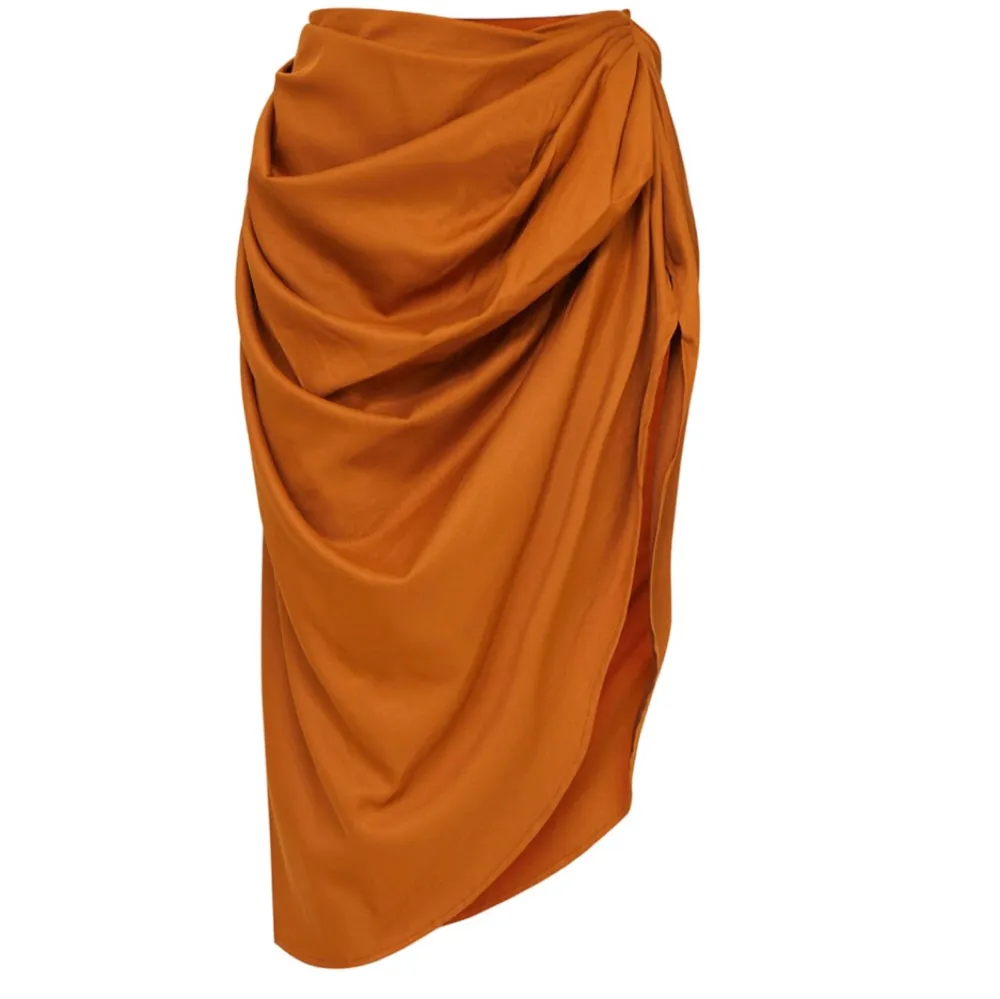 Supersnygg kjol från Prettylittlethings. ”Ruched side midi skirt” i färgen brun.  Sitter otroligt snyggt, luftig och skön. Använd 1 gång annars är den som ny.. Kjolar.