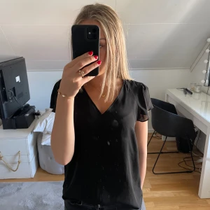 Svart blus - Super fin blus i nyskick
