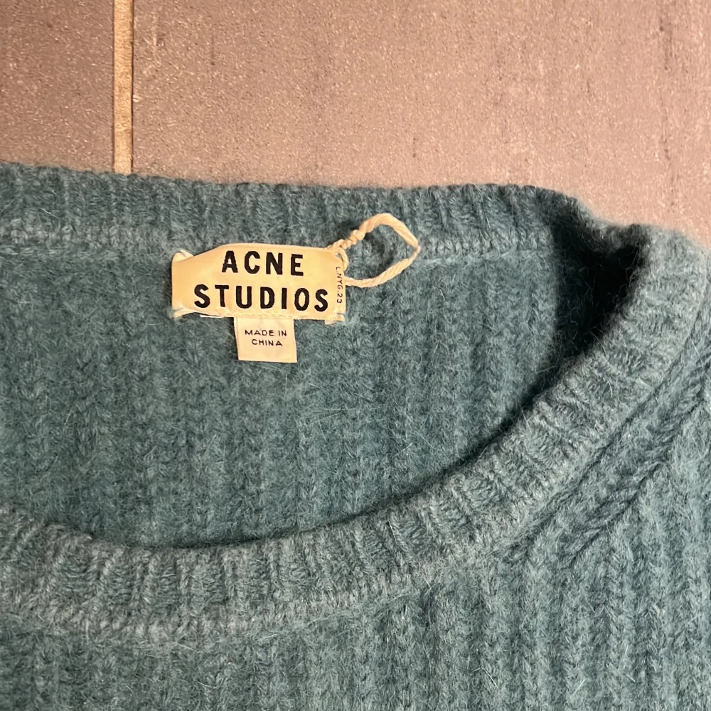Stickad tröja från Acne Studios i mohair type material. Den är blå och storleken är M. Säljer eftersom jag inte använder.. Stickat.