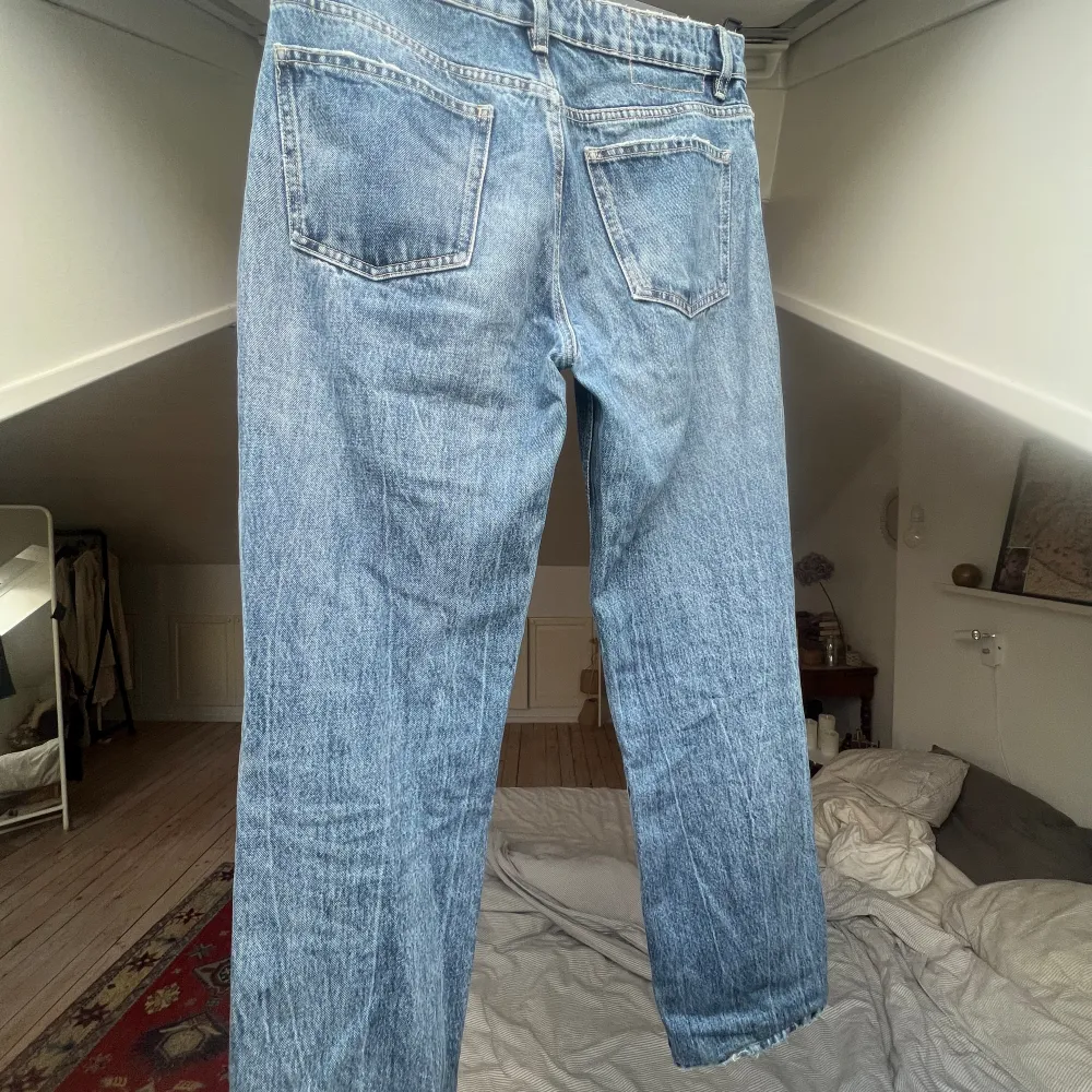 Blåa jeans från zara. Bra skick med snygga slitningar. Jeansen är snyggt uppsydda ett par cm.. Jeans & Byxor.