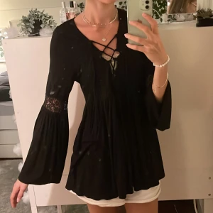 Lång svart långärmad - Lång svart långärmad med spetsrygg, funkar både som klänning och som topp :) aldrig använd, endast provad. Perfekt som cover up till sommaren. Står L på lappen men funkar till alla storlekar, inklusive mig som är XS-S 💞