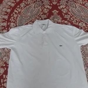 Lacoste t--shirt - Hej! Ville sälja min lacoste vit tröja har aldrig använt den helt ny