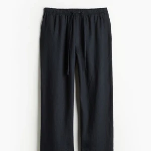 Linnebyxor - Fina linnebyxor, använda några gånger. Är tyvärr lite för korta på mig som är 170. Byxorna är low waist🙏🏻