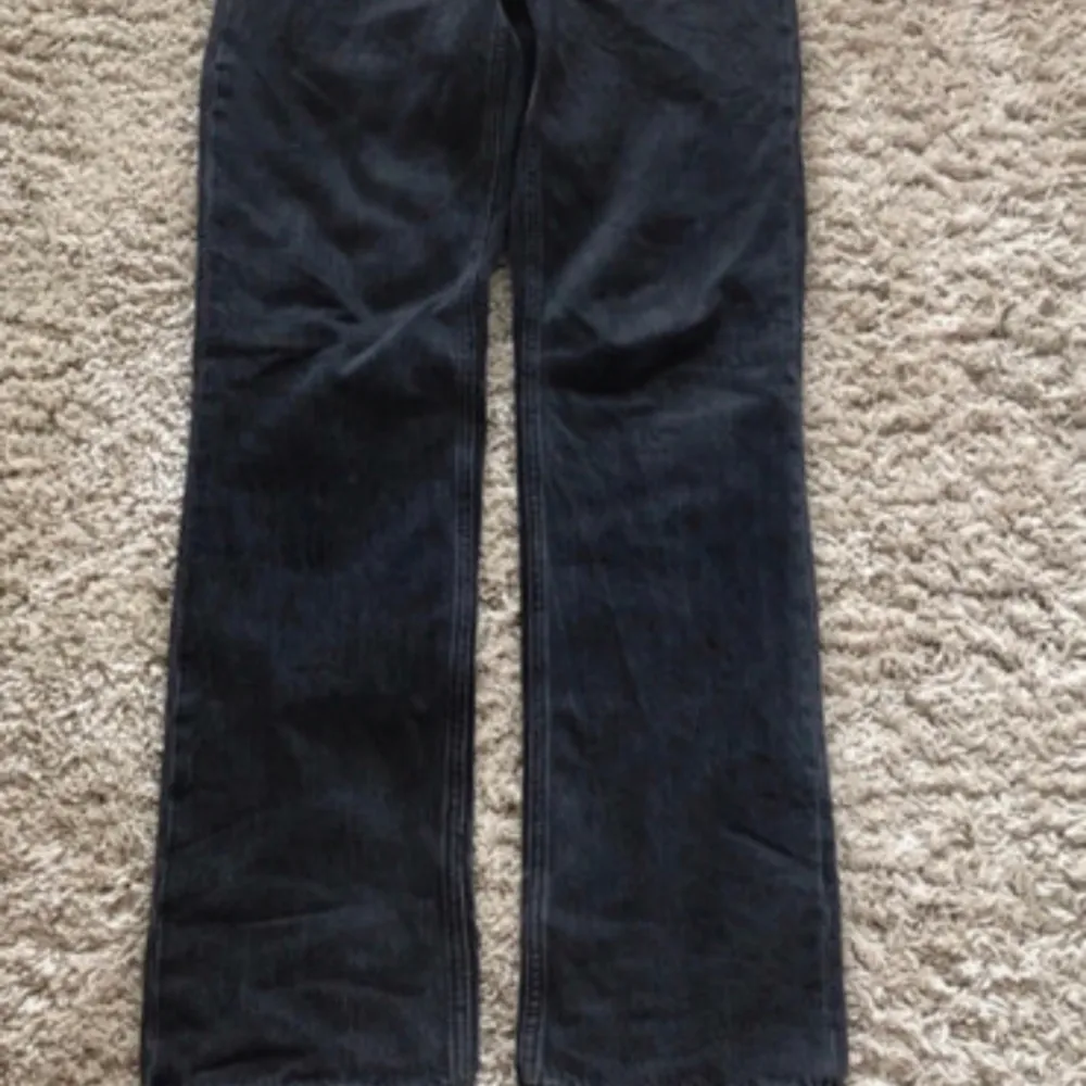 Black low waisted baggy jeans has a small little hole in the knee but isn’t visible otherwise in great condition . Jeans & Byxor.
