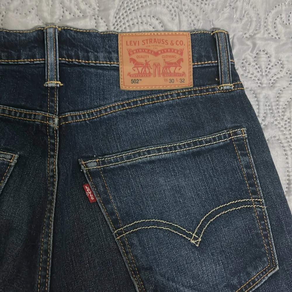 Mörkblå Levis jeans 502 (slim fit) med stretchigt material. W30 L32. Skick 9/10 inga skador har använts då och då.  Säljer jeansen för att de är för tighta för mig. Köpta för 1000 sek. Jeans & Byxor.