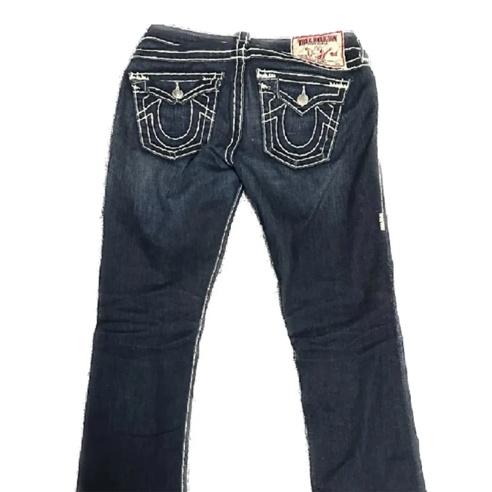 Säljer dessa true religion jeans då dom inte kommer till användning längre. Köpt på här på plick!❤️ Passar mig som brukar ha 34-36 i storlek och som är 168, midjemåttet är 27w / 38 cm tvärs över och Innerbenslängden är 77cm. Jeans & Byxor.