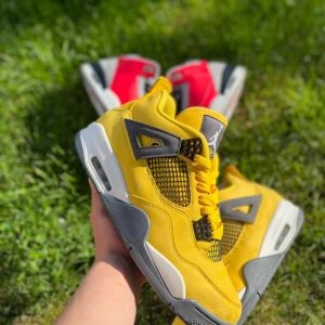 Jordan 4 Lightening  - 🚨WTS🚨  🌼Jordan 4 Lightening  👟Storlek - 44.5/10.5 🧩 Cond - 8/10 (Finns creasing + sarloss) 📦Og all (original box medföljer) 💰Pris - 1800kr eller bästa bud   #jordan #jordan4 #jordans #skor #sneakers #herrskor #44.5 #gulaskor #sommarskor #sommar