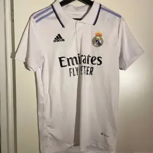 Säljer denna perfekt skick Real Madrid tröjan för sommar med ett schysst pris. Passar både S och M.