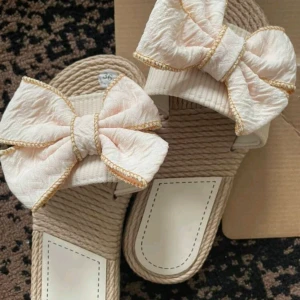 Tofflor - Jätte söta tofflor i stl 39 i svensk stl men det står stl 40. Tofflorna kan samt passa folk med stl 38 eller 40. I jätte bra skick, använda max 4ggr