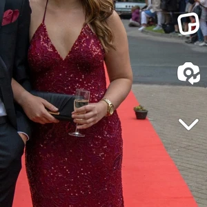 Balklänning - Vinröd jättefin balklänning som har ett litet släp nertill. Den är endast använd 1 gång & kommer inte längre till användning, men är i jättebra skick. Köpt för 5000kr. Pris kan diskuteras vid snabb affär. Skriv för mer info