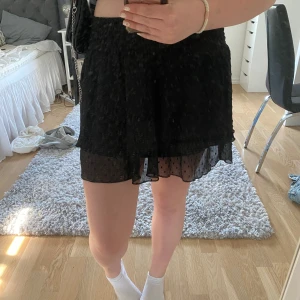 Fin och somrig kjol - Hej säljer denna superfina kjolen som är perfekt att ha nu för sommaren☀️🤩 skriv om du har några frågor💞