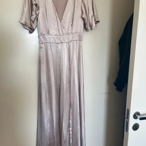 Festklänning  - Jättefin festklänning och har använt den 1 gång .Jättebra skick och är jätte somrig 