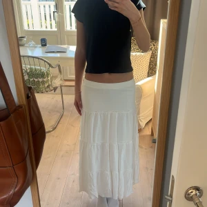 Lång-kjol - Säljer denna jätte fina kjolen från.  Brandy Melville som är perfekt nu till sommaren . Säljer pågrund av att den är för kort, jag är 174 cm. Använd fåtal gånger💕