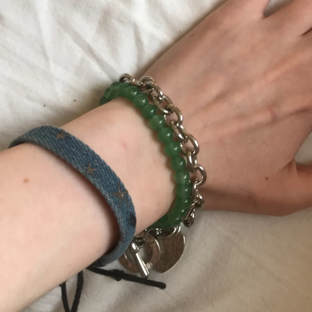 Silver armband med ett hjärta, enkelt att öppna och stänga. Aldrig använt, i perfekt skick!. Asusteet.