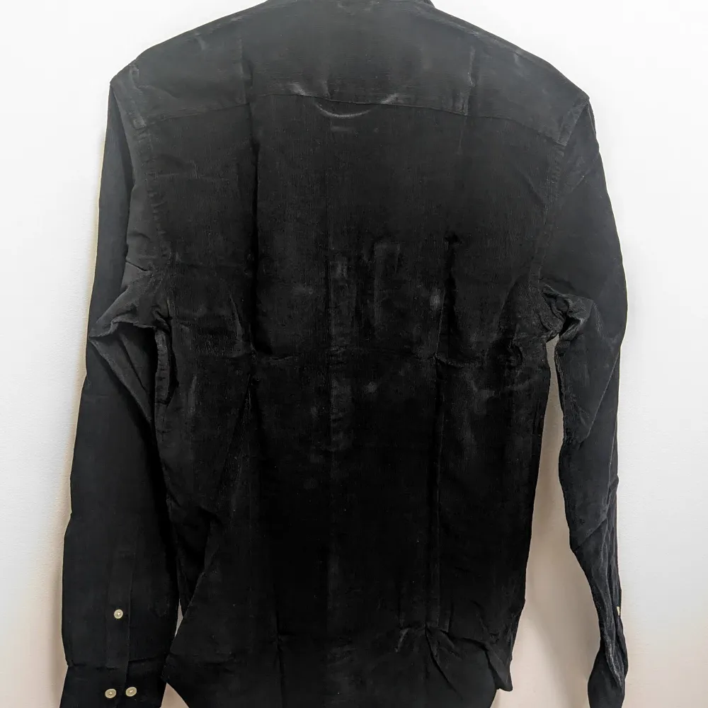 Ny, svart John Henric-skjorta i manchester med originaletiketter och -emballage. Storlek 40.  Nypris: 1000 kr  Notera att skjortan är märkt med varumärke 