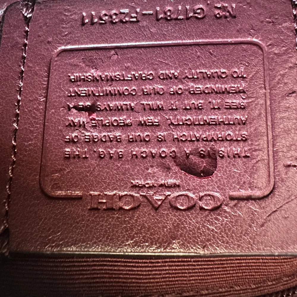 Coach rödvin väska som köptes i en vintage märkesbutik i LA förra sommaren. Kommer inte till användning längre så säljer💕. Väskor.