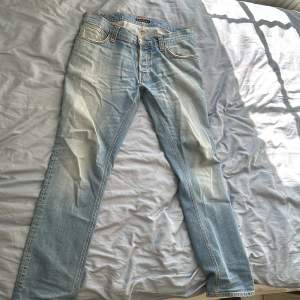 Nudie jeans i sick 6.5/10 som är ljusblåa och är lite sönder vid botten och lite vid fickorna