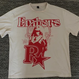 Baggy T-shirt - En ny T-shirt som va lite för baggy för min stil, har bara använt den typ 2 gånger. Priset kan diskuteras!☺️