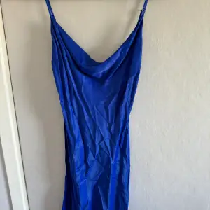 Mini klänning med slits på båda sidorna 