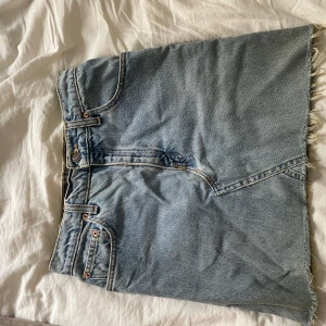 Levis jeanskjol - En ljus Levis jeanskjol, använd men inga defekter, är i storlek M, men liten i storleken!