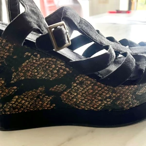 Sandal - Sandal med platåsula och kilklack. Storlek 39.