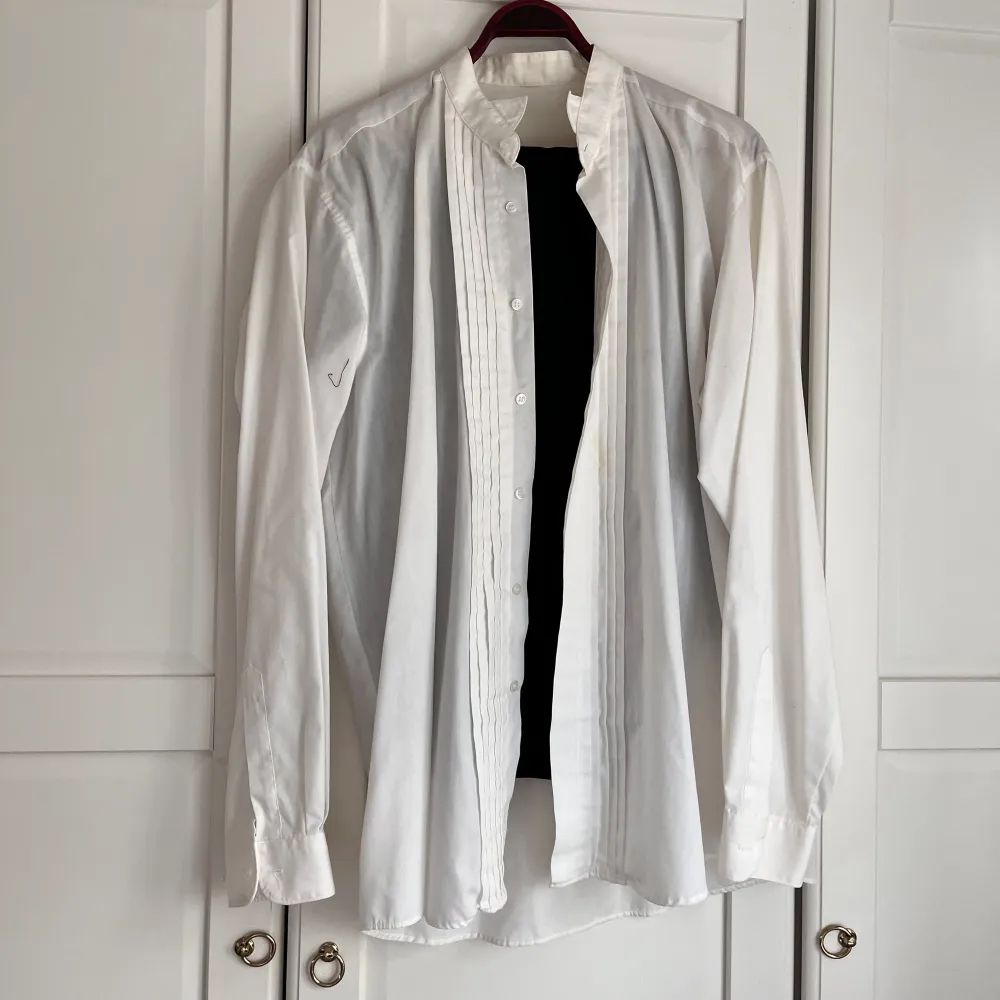 Säljer nu denna smoking kostym, den är i bra skick , köper du denna får du med dig kostym jackan, kostym byxorna och den vita skjortan. Den är i bra skick endast lite smutsig på den vita skjortan vilket går att tvätta bort , höt av dig vid frågor💕. Kostymer.