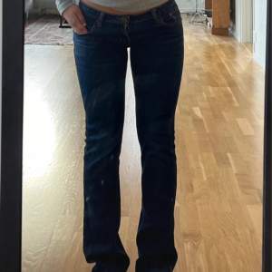 Mörkblå jeans som är lågmidjade och bootcat, från zara! Passar mig som är 175 cm! Lite blåare än på bild (pgr av ljus)