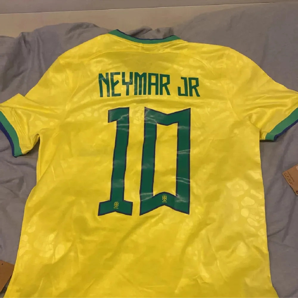 Brazil tröja med neymar på ryggen🇧🇷🔥 10/10 skick och säljer eftersom den är för stor för mig🙌 Storlek är S och passar om du är runt 175🤩🙌. Sport & träning.