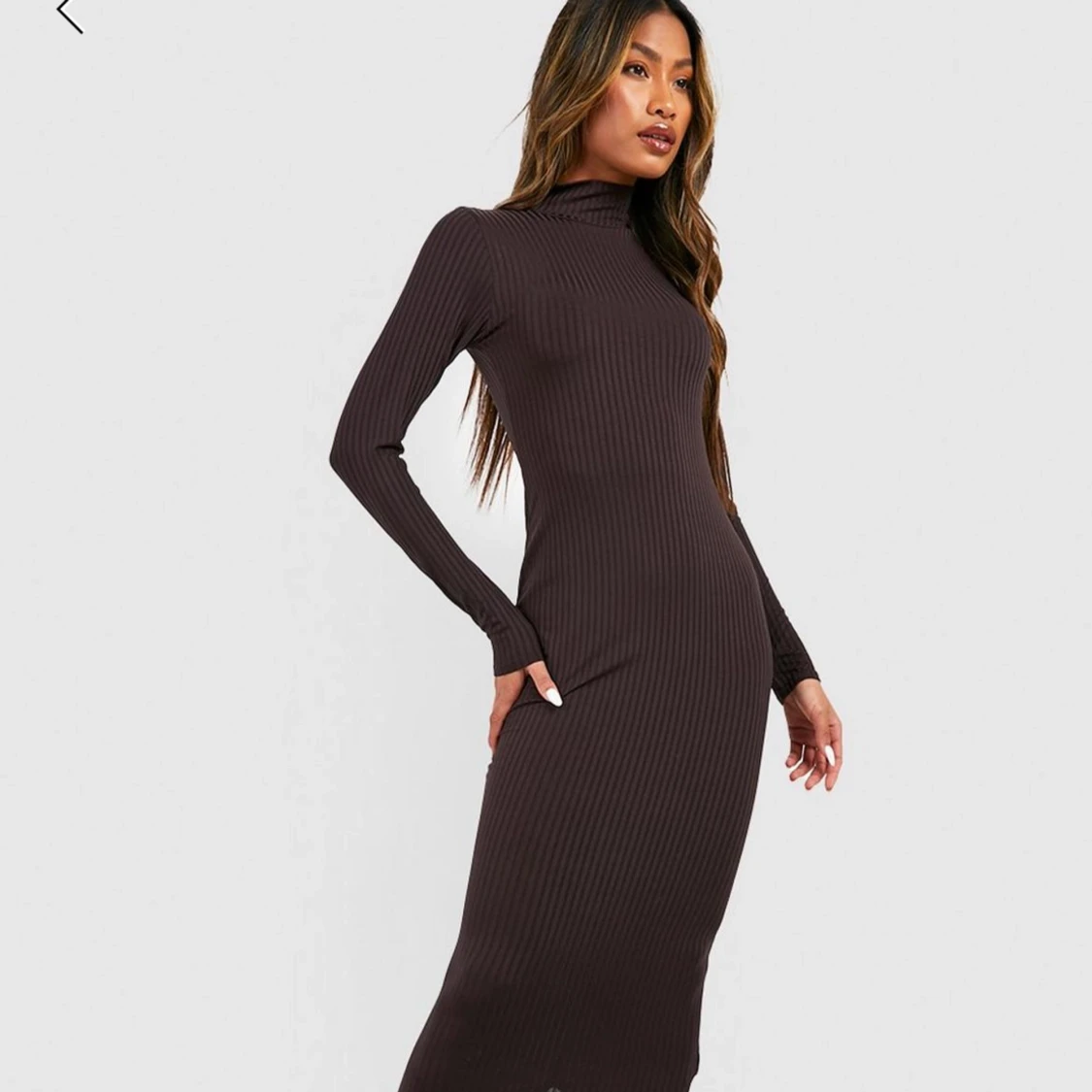 Rimmad midiklänning med polokrage