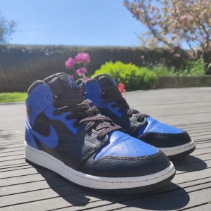 Jordan 1 mid royal blue - Superfina jordan 1or! Använda 3 gånger så i superfint skick! Stl 39. Dom är även behandlade så att dom är vatten och smutsavvisande.  Dom är köpta i damstorlek men passar mig som är kille!  Finns utanför Lund. Bara och höra av sig vid frågor!