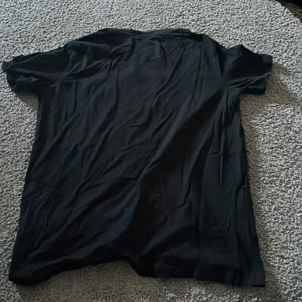 Detta är en svart lyle scott tshirt storlek 152-158 ålder 12-13. Säljer denna eftersom jag aldrig använt den och den börjar bli för liten. Tveka inte om att ställa frågor.. T-shirts.