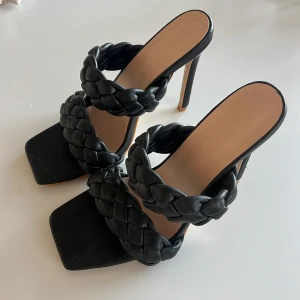 Klackskor - Storlek 38. Använda en gång 