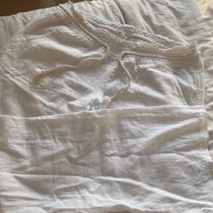 Nästintill nya roxy linnebyxor🤍 - Säljer dessa nästan nya roxy linnebyxor då jag har andra jag föredrar och måste rensa min garderob💞💞Sååå snygga och inga tecken på användning! Lågmidjade och med snygga fickor på baksidan, lite bootcut i modellen🫶🏻strl m men ganska små i storleken💗