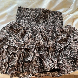 Mönstrad kjol från Kappahl  - Söt volangkjol med mönster av leopard eller orm, osäker på vilketdera. Den är från barnavdelningen men passar som en xs/s då den är stretchig 