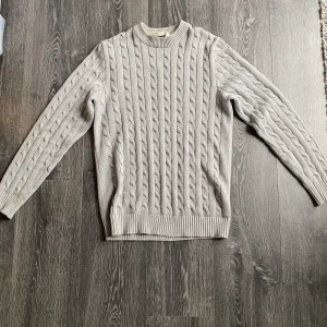 Kabelstickad tröja, selected homme - Säljer en selected homme tröja som är kabelstickad. Skicket på tröjan är väldigt bra. Hör av er vid funderingar. Pris kan diskuteras vid snabb affär