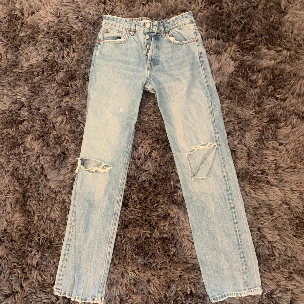 Populära straight jeansen från Zara med hål i i stl 34. Har iinga fler bilder då dem är för små för mig! Möts gärna upp💕. Jeans & Byxor.