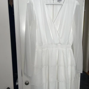 Studentklänning - Använd 1 gång Orginalpris 600kr Skriv om de är något ni undrar över!! Kan gå ner i pris