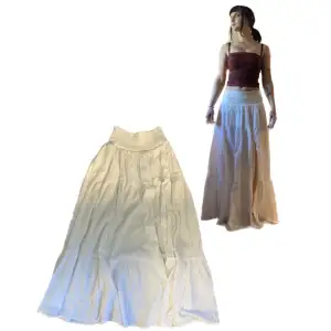 Jättefin lång vit kjol med slits! Supen fin till sommaren🫶nästan helt oanvänd och den är i storlek xs💕