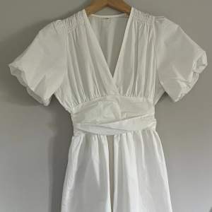 Söt vit klänning, använd enstaka gånger 