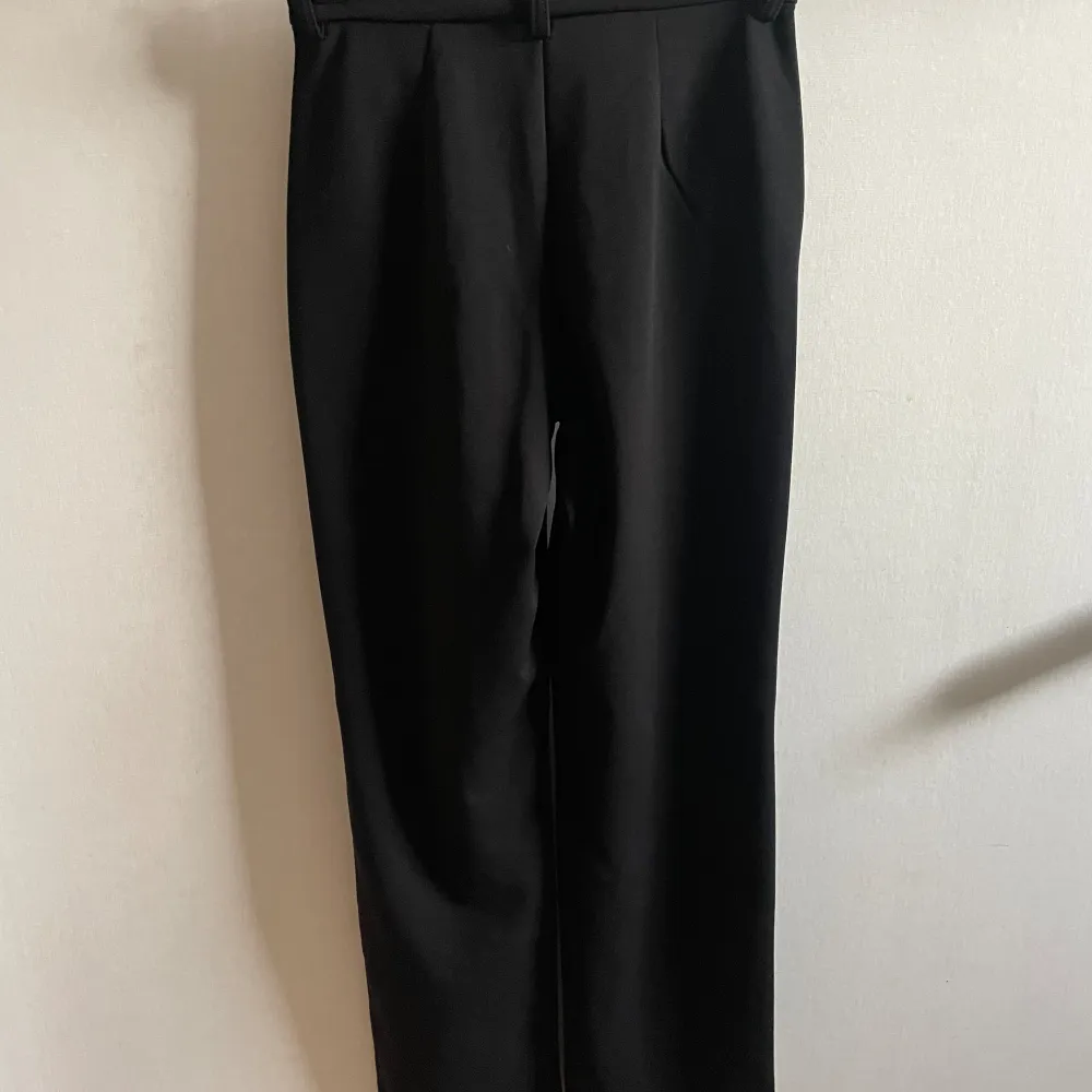 Säljer dessa supersnygga svarta kostymbyxorna då de har blivit för små. Storlek är större än man tror!!. Jeans & Byxor.