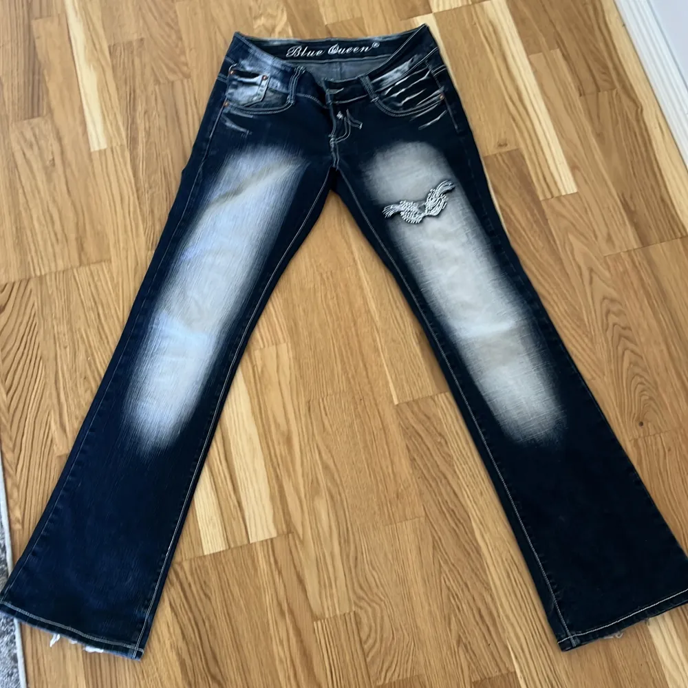 Blue Queen jeans som är utsvängda och lågmidjade. En aning stretchigt tyg! Midja: 40cm | Längd: 101cm | Innerbenslängd: 82cm | Lår: 23cm. Toppar.