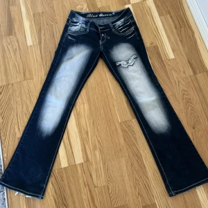 Jeans - Blue Queen jeans som är utsvängda och lågmidjade. En aning stretchigt tyg! Midja: 40cm | Längd: 101cm | Innerbenslängd: 82cm | Lår: 23cm