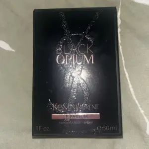Säljer min helt oanvända Black opium med en väldigt god kaffe och vanilj doft