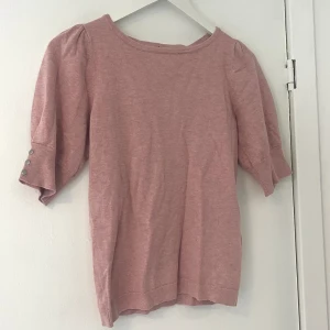 Rosa topp - Rosa stickad topp från Freequent. Storlek S. Bara använd någon gång💕