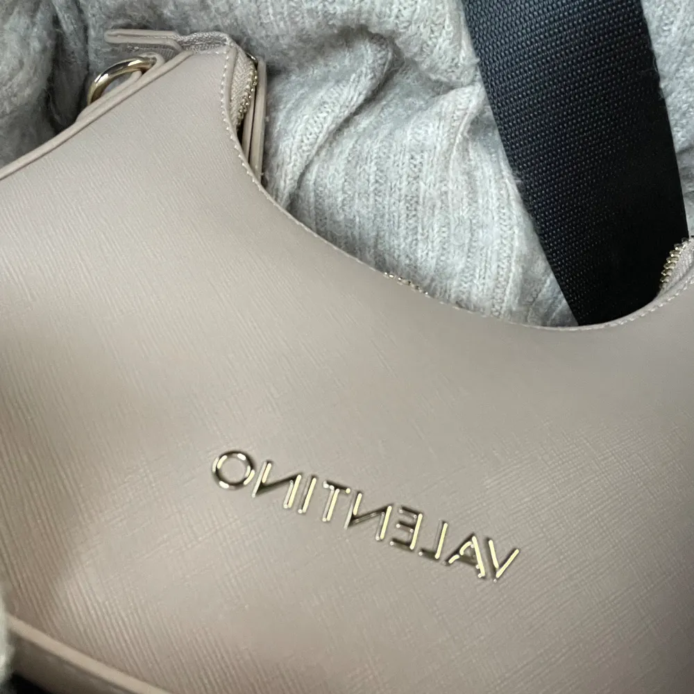 En beige Valentino väska helt ny! Köp för 1000 kr på Zalando och kommer med 2 olika axelremmar . Väskor.