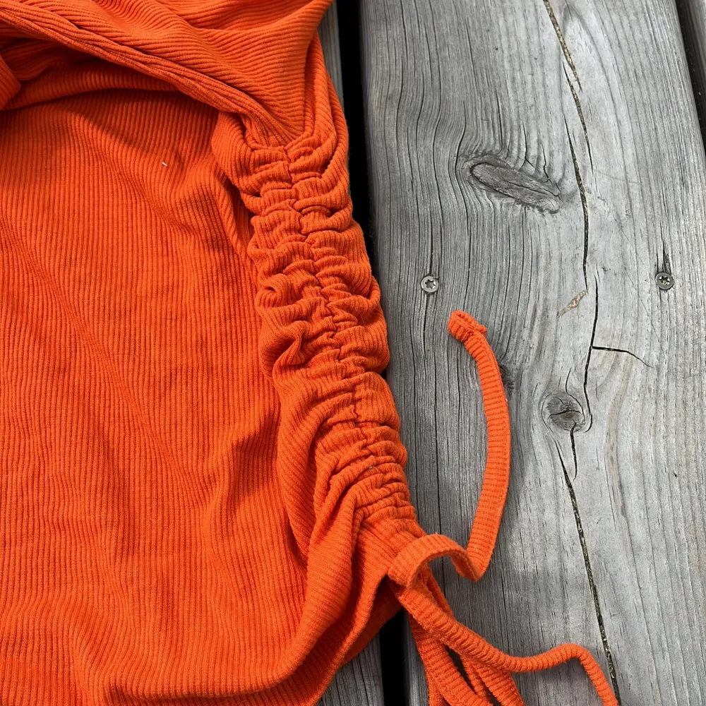En orange justerbar långärmad från primark med snörning längs sidorna så den går att justera hur man vill att den ska sitta! Nyskick utan fel 💞. Blusar.