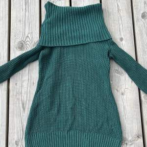 En superfin mörkgrön stickad divided tröja som är storlek XS! Som ny 💞