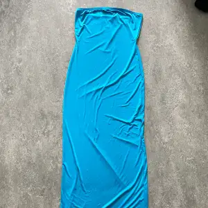 lång turkos blå tubetop klänningen perfekt för sommaren, klänningen är perfekt för längre tjejer (170+) och för storleken L+ 🩵 köparen står för frakt