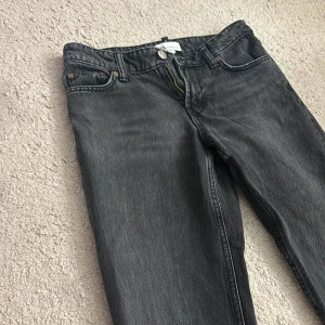 Svarta straight low waist  - Svarta jenas storlek 34, dom är korta i längden och går rakt. 