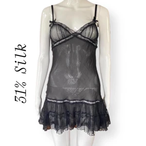 Agent Provocateur Nattklänning  - En miniklänning från lyxmärket Agent Provocateur. Deras nattklänningar ligger på 2500-10000kr. I fint skick dock små mini hål på ena sidan, syns på bild två. Storlek 2, tror det motsvarar M men passar nog en S. Dockan använder storlek XS. 31% silke. 